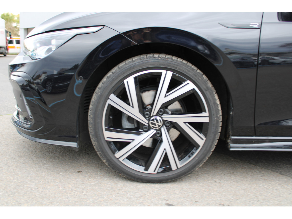 Golf VIII 1.5l eTSI R-Line *IQMatrixLED,KeylessStart,R.Kamera,NAV,SHZ,