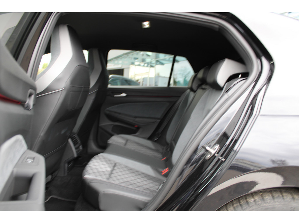 Golf VIII 1.5l eTSI R-Line *IQMatrixLED,KeylessStart,R.Kamera,NAV,SHZ,