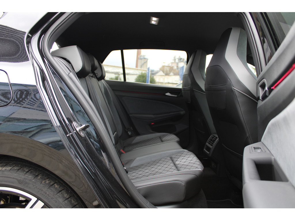 Golf VIII 1.5l eTSI R-Line *IQMatrixLED,KeylessStart,R.Kamera,NAV,SHZ,