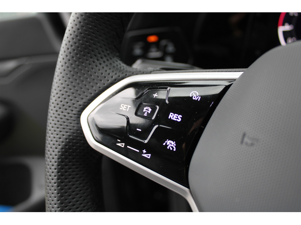 Golf VIII 1.5l eTSI R-Line *IQMatrixLED,KeylessStart,R.Kamera,NAV,SHZ,