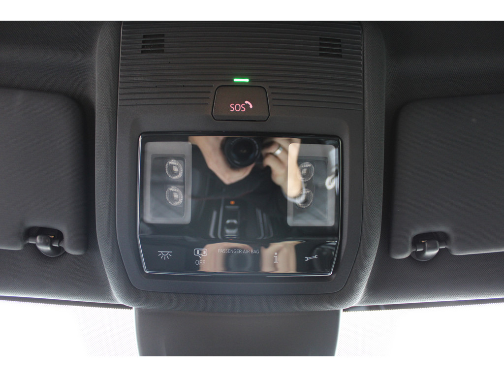 Golf VIII 1.5l eTSI R-Line *IQMatrixLED,KeylessStart,R.Kamera,NAV,SHZ,