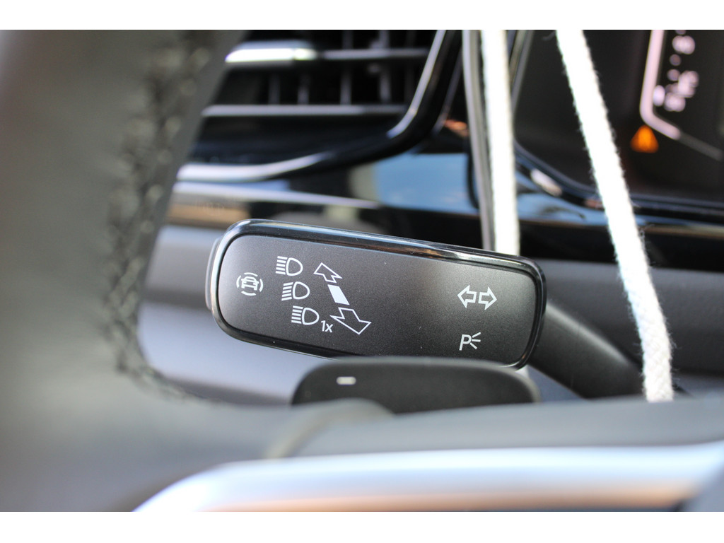 T-Roc 1.5l TSI R-Line *IQ Drive,LED,2-ZonenKlim,KeylessAccess,SHZ,ACC*