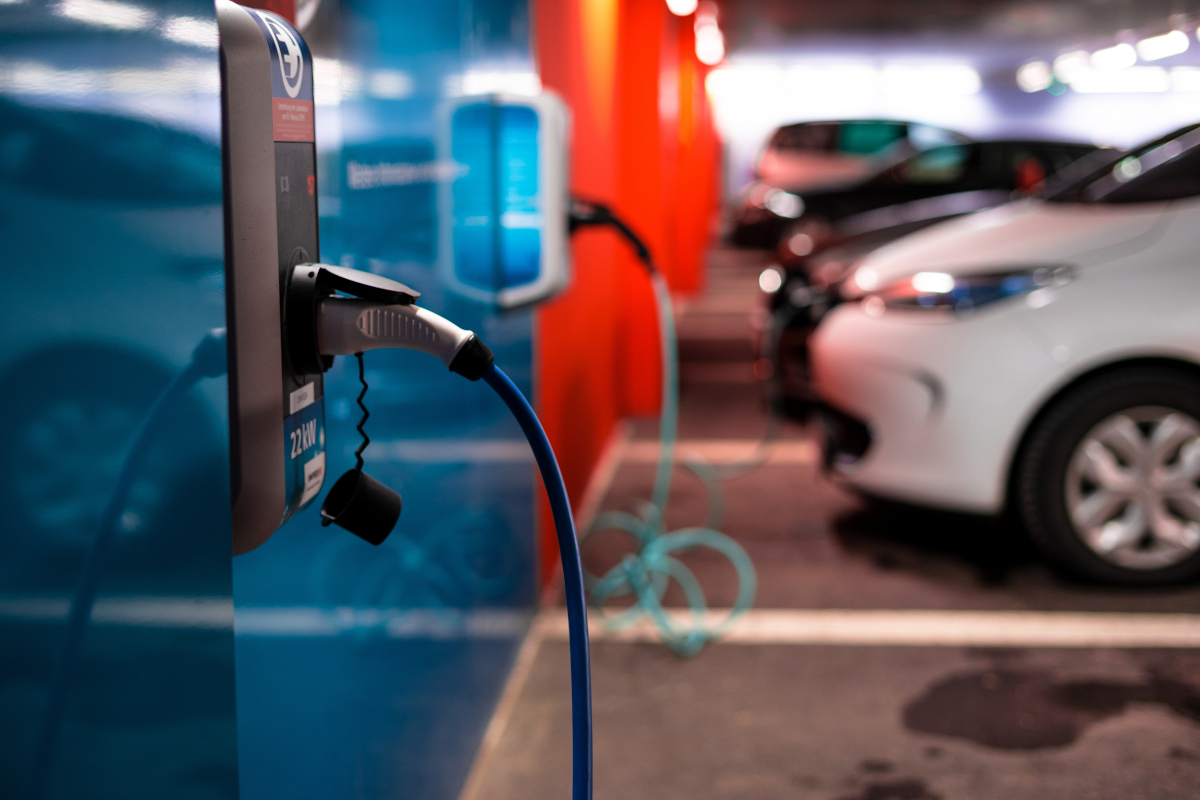 Elektroautos an der Ladesäule Fahrzeugangebot beim Autohaushaus – moderne Autohauss und Service in höchster Qualität. Gartenanlage 6, 50389 Wesseling Autohaus Bauer